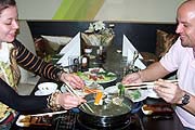Sehr gesellig: sie bereiten ihr Zutaten selbst im Fonduetopf am Tisch zu (Foto: Marikka-Laila Maisel)